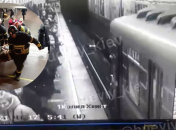 З місця події дівчину забрали на ношах