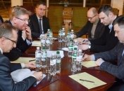 Фюле обсудил с украинской оппозицией пути выхода из кризиса