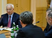 Азаров: нужно срочно решить проблему с количеством хирургов