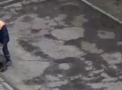 Стиль "хай так": в Беларуси дорожники придумали быстрый способ ремонта дорог и повеселили сеть (видео) 