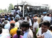 В Индии автобус упал в канал, среди погибших есть много детей