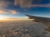 В США при экстренной посадке самолет сбросил топливо над школой, десятки детей пострадали