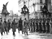 Канцлер Германии Адольф Гитлер принимает парад частей вермахта вблизи Пражского Града. 16 марта 1939 года