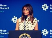 Мелания Трамп в стильном платье посетила раненых военнослужащих