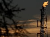 Нефть дорожает из-за слабого доллара