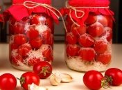 Помідори під шаром часнику справді наче заметені снігом