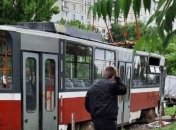 Вот это дрифт: в Харькове трамвай сошел с рельс и повалил электроопору, есть пострадавшие (фото, видео)