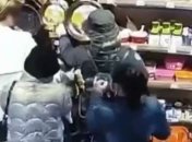 Банды воровок не дремлют: новое преступление в магазине попало на видео