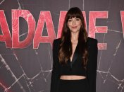 Дакота Джонсон в деловом костюме