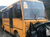 Во Львовской области школьный автобус попал в ДТП, есть пострадавшие 