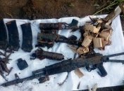 В заброшенной школе нашли тайник с оружием (Фото)