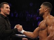 Перчатки с автографами Кличко и Джошуа будут выставлены на благотворительном аукционе