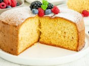 Неповторного аромату пирога надають ванілін та цедра лимона