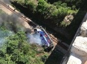 17 человек погибли, а водитель сбежал: в Бразилии автобус упал с 35-метрового виадука (фото и видео)