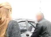 Наезд вместо ответа: в Киевской области чиновник прокатил на капоте журналиста