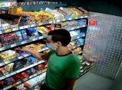 Вор, укравший шоколадку из супермаркета, вырубил охранника, сделавшего замечание (фото, видео)