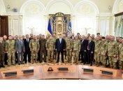 Порошенко наградил бойцов ВСУ, МВД, ГПСУ и СБУ