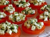 Рецепт дня: закуска из помидоров с брынзой и кинзой