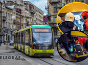 Мужчину достали из-под трамвая спасатели