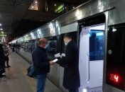 Перевірка документів на вокзалі.