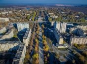 В старом районе живет много людей