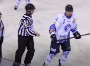 Российский хоккеист ударил судью клюшкой (видео)