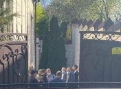 "Медведчука нет дома": контрразведка СБУ рвется в дом нардепа, который заблокировала охрана - фото с места событий