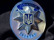 В Ровно женщина выпила смертельную дозу алкоголя и уснула в подъезде с детьми