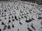 Новые могилы на кладбище в одном из украинских городов