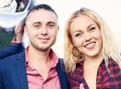 Alyosha поделилась совместным фото с мужем на фоне гор