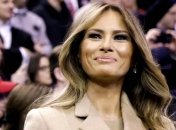 Образ дня: Мелания Трамп в бежевом пальто oversize и с красной сумкой