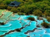 Волшебные травертиновые террасы с разнокалиберными озерами (Фото) 