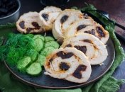 Такой рулет будет эффектно смотреться на праздничном столе