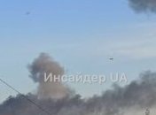 У місті видніється стовп диму