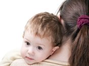 Недостаток материнской любви меняет гены ребенка