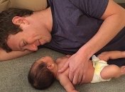 Марк Цукерберг меняет дочке подгузники и читает книги