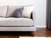 Средство с водкой поможет освежить ваш диван