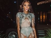 Модель Винни Харлоу сделала откровенные кадры на белоснежной яхте