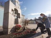 Порошенко с женой почтили память жертв Голодомора 1932-1933