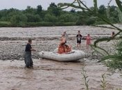 Шестеро детей и взрослый оказались в водной ловушке из-за внезапно вышедшей из берегов реки на Прикарпатье (видео)