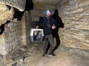 Спелеолог со спасенным зверем