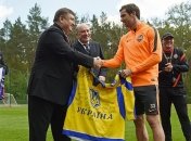 Луческу и Срне вручили футболки хоккеистов