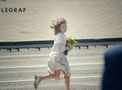 Білява дівчинка стала зіркою параду в Києві і змусила Зеленського пустити сльозу (фото і відео)
