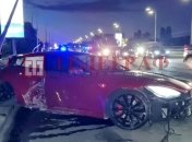 Tesla потеряла управление и вдрызг разбилась на окраине Киева (эксклюзивные фото)