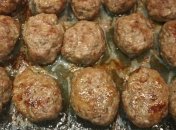 Смачні та соковиті котлети у духовці зі сметанним соусом