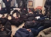 Выгнали жильцов и забаррикадировались внутри: в Киеве злоумышленники захватили квартиру