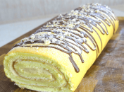 Рулет получается эластичным, а с приготовлением справится даже новичок