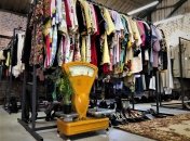 Ношенная футболка стала причиной спора