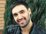 Девушки носят на руках: Козловский взбудоражил сеть новым снимком