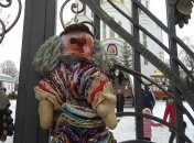 К Тернопольскому храму УПЦ принесли "окровавленные" игрушки